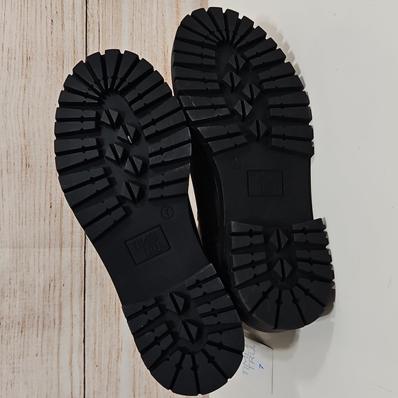 NWT Time And True Gray Lug Chelsea Boots 7 - Picture 7 of 8